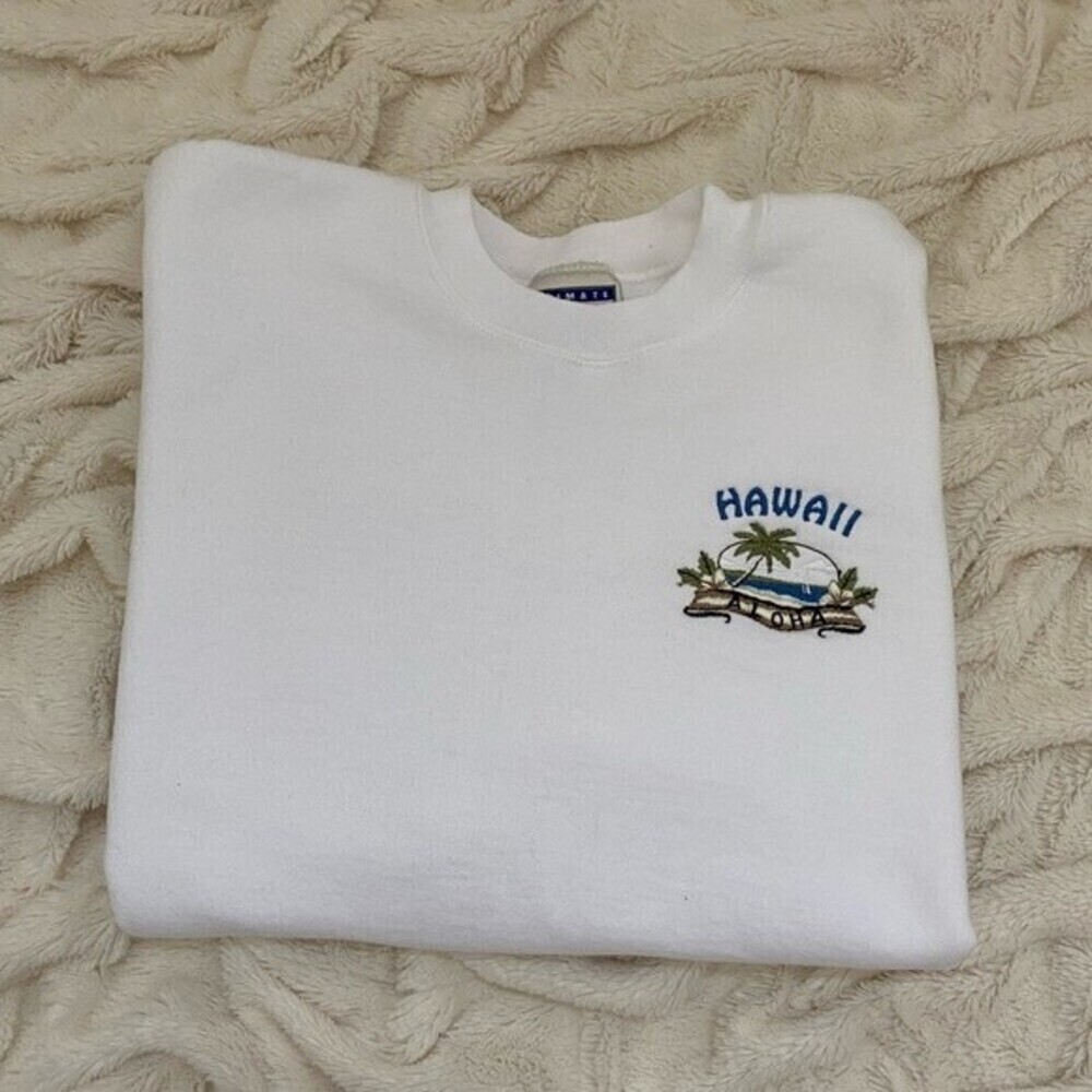 Vintage embroidered Hawaii crewneck size small, white sweatshirt